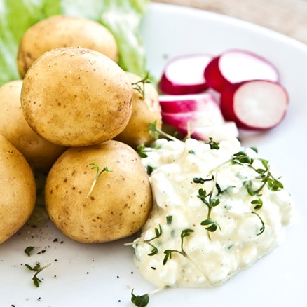 Hvidløgsurtecreme og kartofler